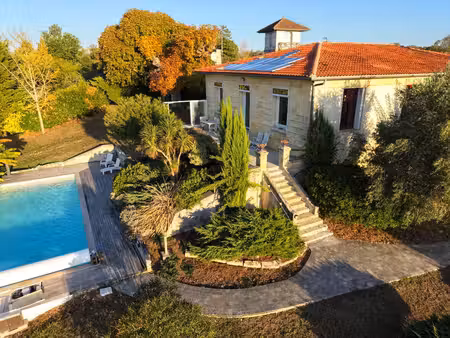 a vendre maison de maître avec piscine  garage double et grand jardin avec tour