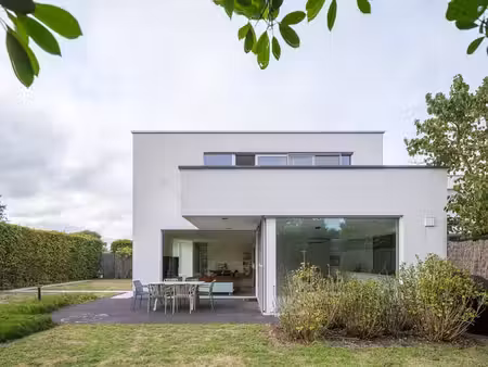 maison design haut de gamme avec jardin exposé au sud