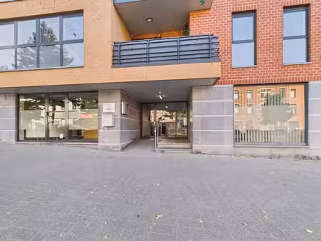 bureaux en rez-de-chaussée avec parking privé et 2 entrées