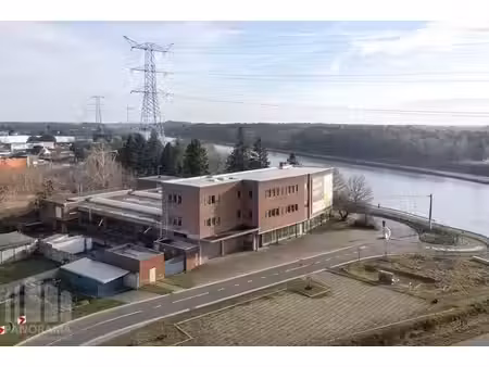 à vendre : projet build-to-suit sur un site unique à here...