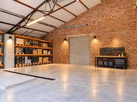 grand entrepôt  d'une superficie d'environ 140 m² - marloie