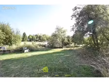 terrain 832 m² anould