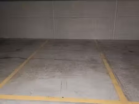 place de parking sous-terrain fermé