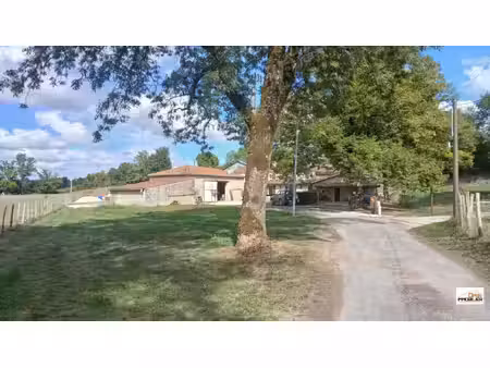 ancienne ferme isolée  maison  gîte et dépendances