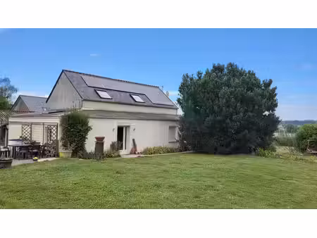 maison avec dépendances et plusieurs hectares au milieu de l