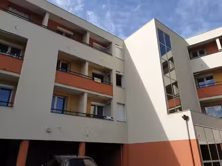 t2 - balcon et stationnement - proximité cézeaux et chu