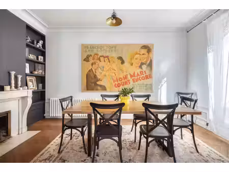 maison bourgeoise avec terrasse suspendue face à l'église