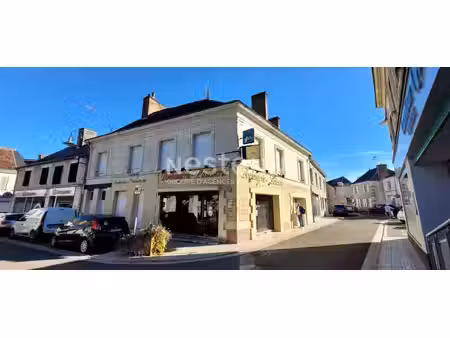 immeuble mixte : boulangerie louée + appartement : 251 m² utiles + annexes