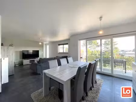 ruim lichtrijk duplex appartement met 3 kamers