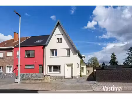 halfopen woning met prachtige tuin en ruimte om te groeien