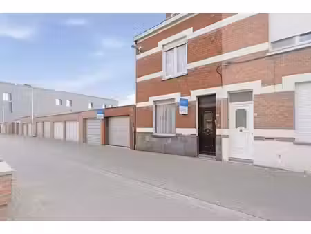 te renoveren woning met ruime tuin en garage in het hart ...