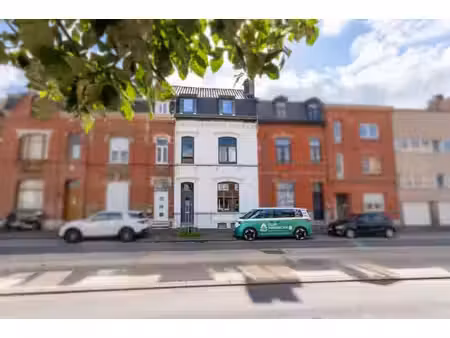 très belle maison rénovée 4 chambres avec jardin bien située