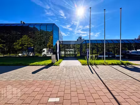 magazijnruimte van 1.900 m² met moderne kantoren te wilrijk