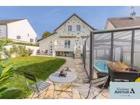 maison meulière familiale avec piscine couverte  jardin et garage