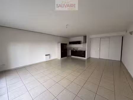 appartement t3 en rez-de-chaussée avec garage et place de pa