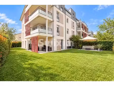 appartement t4 de 90m2 avec terrasse/jardin de 200m2 avec garage fermé!