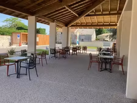 salignac-sur-charente  bar  restaurant d'environ 140 m² avec