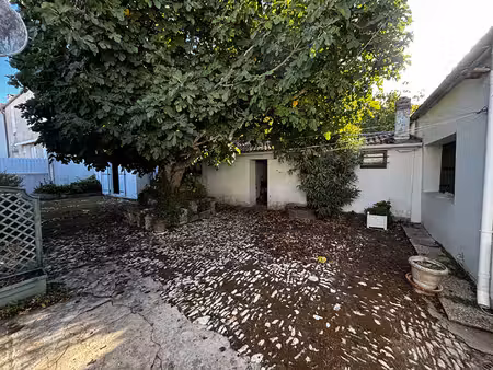 ensemble de charme à rénover avec fort potentiel  au coeur du village