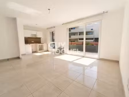 au calme ! 3 pièce(s) 64 m2 proche école commerces + grande terrasse