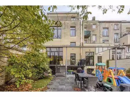 op te frissen herenhuis met 7 slaapkamers en stadstuin.