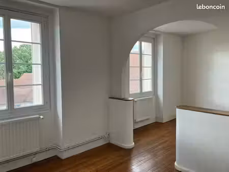 appartement lumineux  50m2  vieux montluçon  320 sans charges locatives