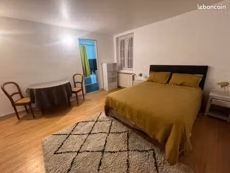 à louer  en plein cœur de marcillac-vallon  studio meublé de 25 m² 