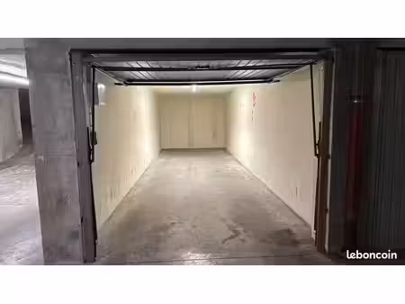 grand garage fermé 23 m²  sous-sol -2  annemasse  près du tram