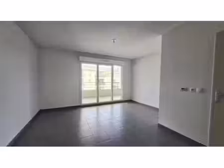 location appartement 2 pièces 46 m² à toulon (83000)  806 €