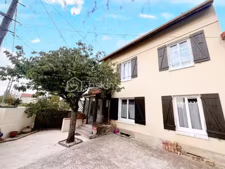 maison individuelle de caractère - 9 pièces environ 193m2 - terrain 341m2 environ