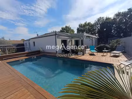 6 pièces  125 m2  4 chambres  piscine