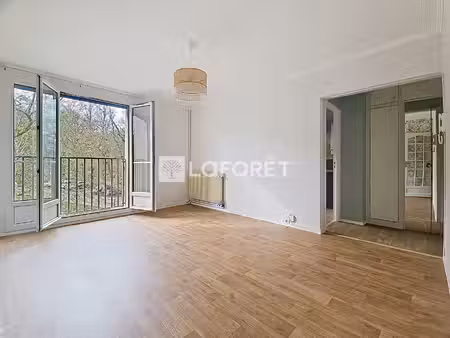 en lisière de forêt avec box