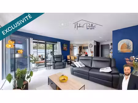 maison contemporaine avec jardin et pergola