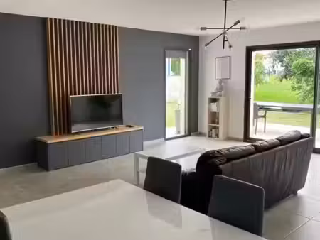 location maison 4 pièces à saint-germain-du-puch (33750)  1 400 €