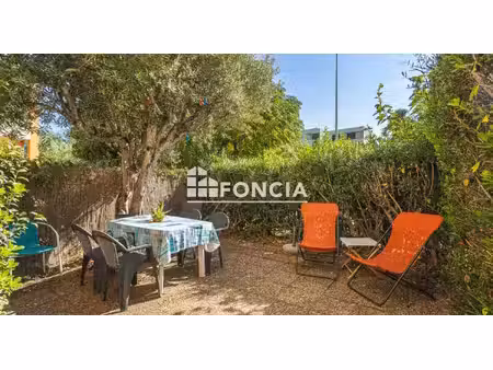t2 en rez-de-jardin avec piscine – box en sous sol- à 800 m des plages