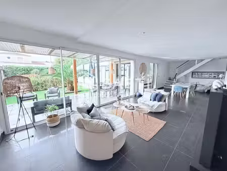 pavillon 5 chambres avec salles d'eau et bureaux + piscine et garages a chauray