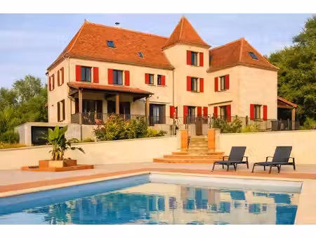 payrac (46)  propriété d'exception 440m²  19 pièces  10 chambres avec salle d'eau privativ