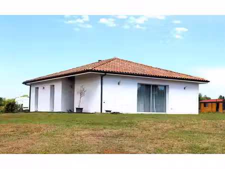 une maison récente  un grand terrain… et un dpe a !
