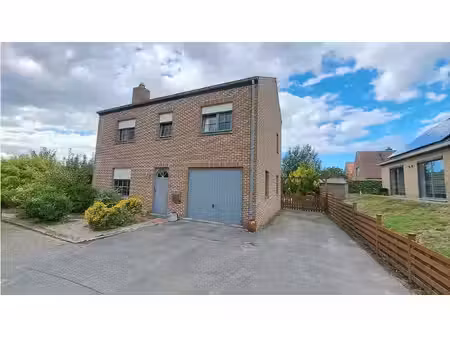 ruime 3-slaapkamerwoning met tuin en 2 garages te koop in...