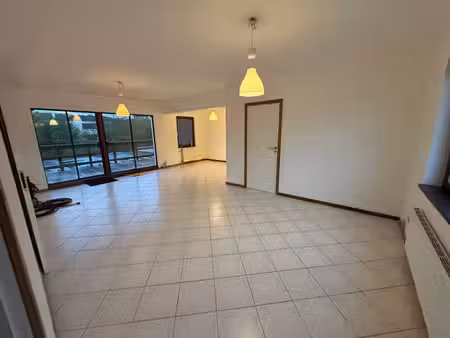 couillet  limite loverval: beau duplex totalement rénové