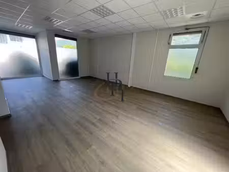 location locaux professionnels 5 pièces 48 m² à saint-affrique (12400)  390 €