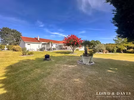 pompignac - maison familiale de plain pied avec dépendance