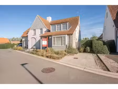 rustig gelegen koppelvilla met prachtige tuin en open zicht over de weilanden