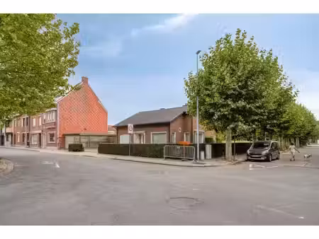 op te frissen gelijkvloerse woning met 1 slaapkamer en garage!