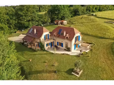 jolie propriété de 4 chambres avec vue proche de figeac