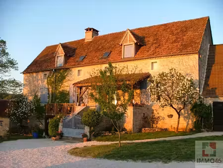 maison quercynoise de caractere avec piscine  belle grange et dependances