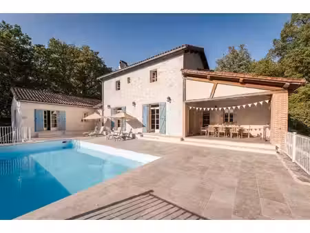 charmante maison en pierre indépendante de 3 chambres avec piscine et vue