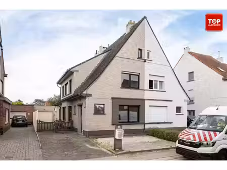 instapklare halfopen woning in een gezinsvriendelijke buurt.