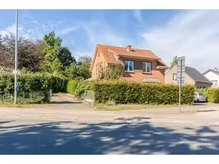 voormalige hofstede met stallingen op perceel van 3016 m² dicht bij het centrum van sint-n