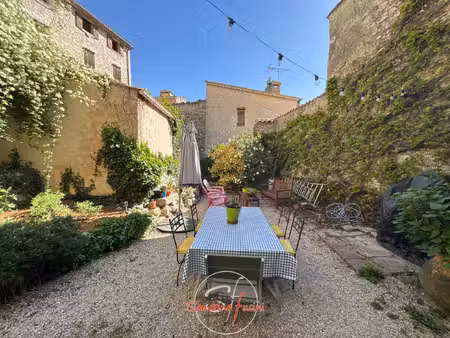 dans maison de village en copropriété - logement 5 pièces av