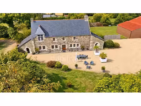 propriété à vendre 8 pièces avec terrain et dépendances en périphérie de carhaix-plouguer
